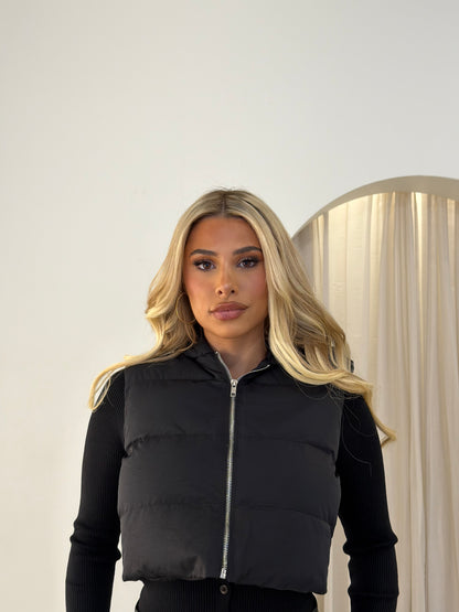 COZY PUFF JACKET (SLEEVES CUT) - BLACK