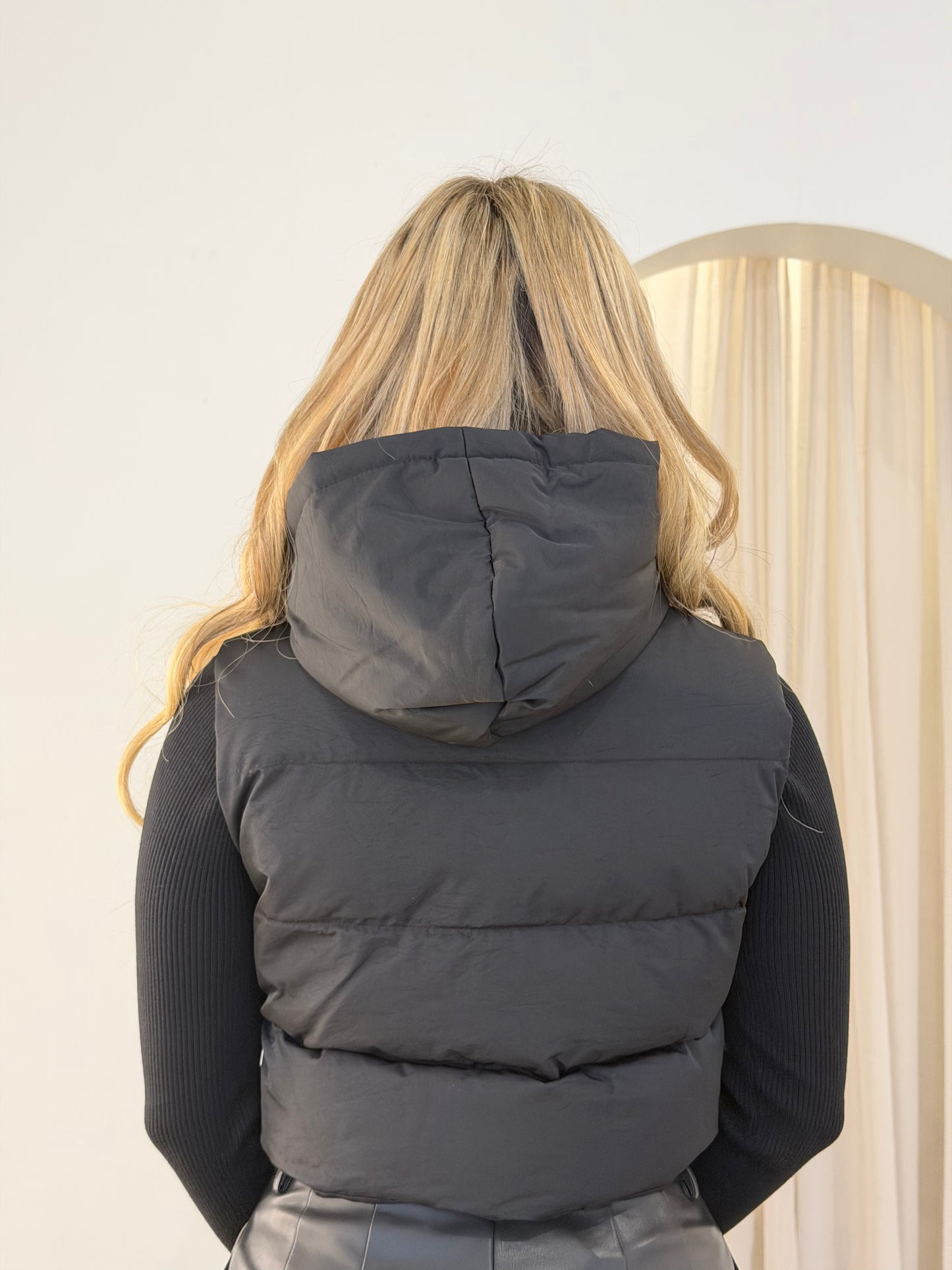 COZY PUFF JACKET (SLEEVES CUT) - BLACK
